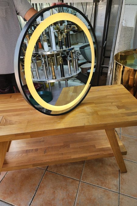 مرآة دائرية بإضاءة أمامية وإطار ستيل مصقول